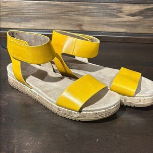 Soul Naturalizer Deara Yellow Platform Velcro Sandals Size 10